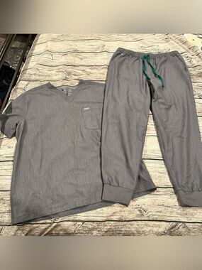 Figs Men’s Two Piece Scrubs in Gray: Leon Pocket tee and Tansen Joggers both LG